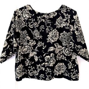 House Of Harlow 1960 Black and Cream Floral 3/4 Sleeve Crop Top. Size XS.